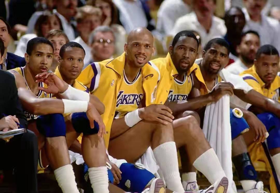 犹他爵士逆转击败篮网，豪取两连胜，马尔卡宁和乔治表现突出，篮网失误和外线投射不佳。（爵士逆转篮网取两连胜，马尔卡宁乔治闪耀，篮网失误多且外线低迷）