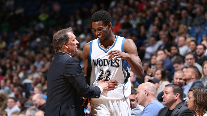 萨里：VAR工作区可以放到替补席对面，否则容易造成冲突（萨里建议将VAR区域设在替补席对侧，以免引发冲突）